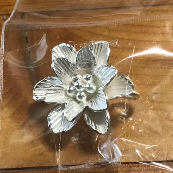 Lotus flower pendant - Picture 2 of 2